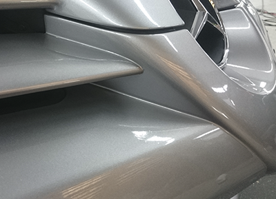 Detailansicht des Kühlergrills mit Steinschlagschutzfolie auf einem Mercedes SLR